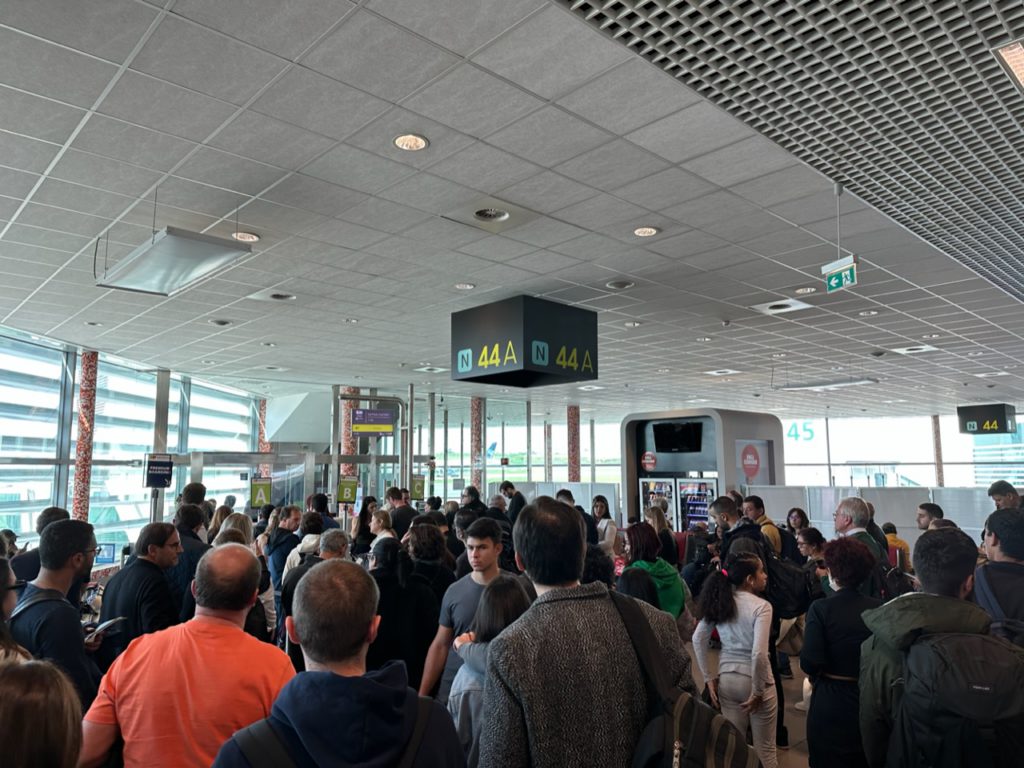 Gate overcrowding at Lisbon Airport