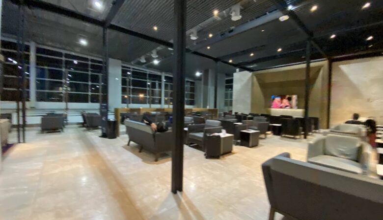 Expansive seating areas - Latam VIP Lounge São Paulo