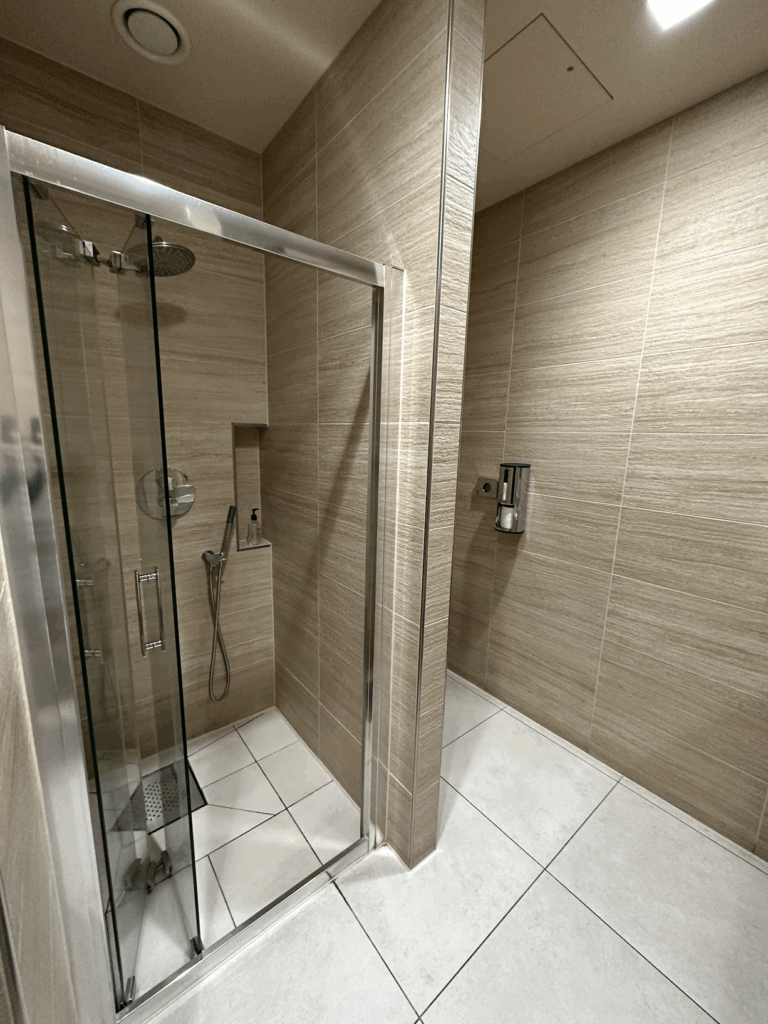 Showers in the Singapore Airlines Lounge