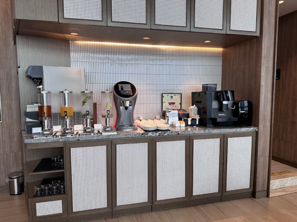 Self-service coffee and juice bar in Plaza Premium First