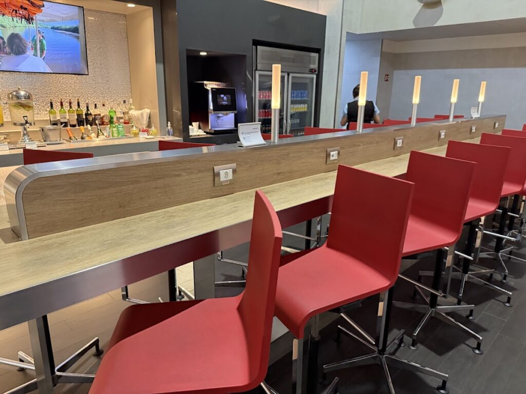 Ample places to work in the American Airlines Lounge São Paulo