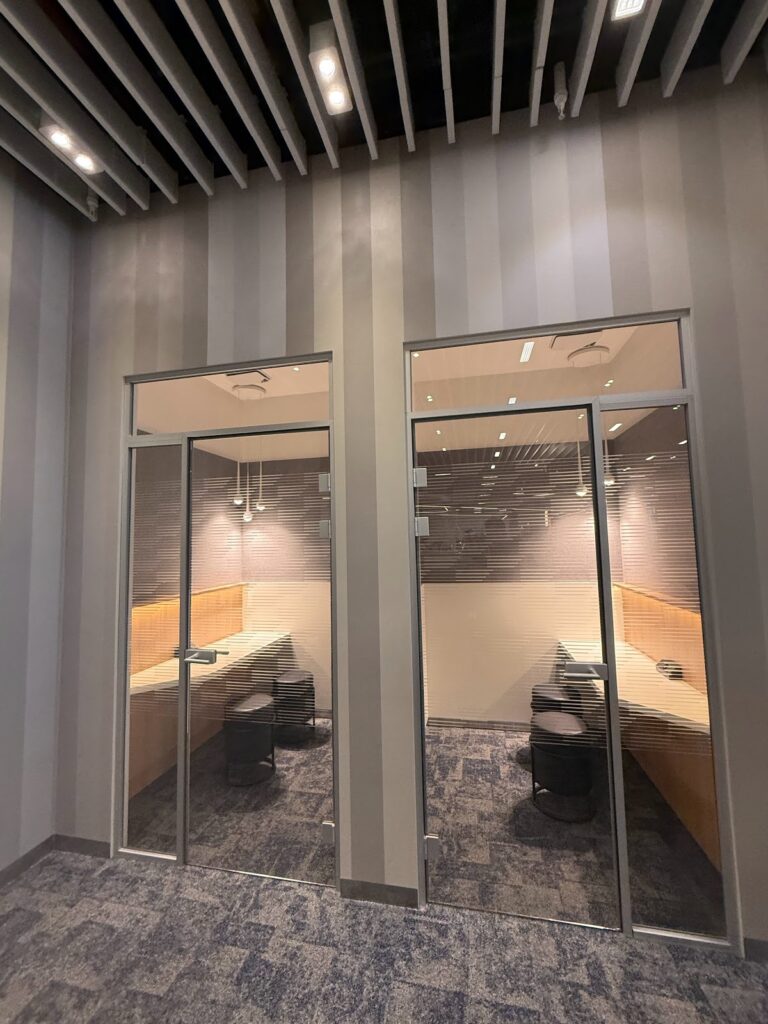 Quiet working booths in the Lufthansa Lounge