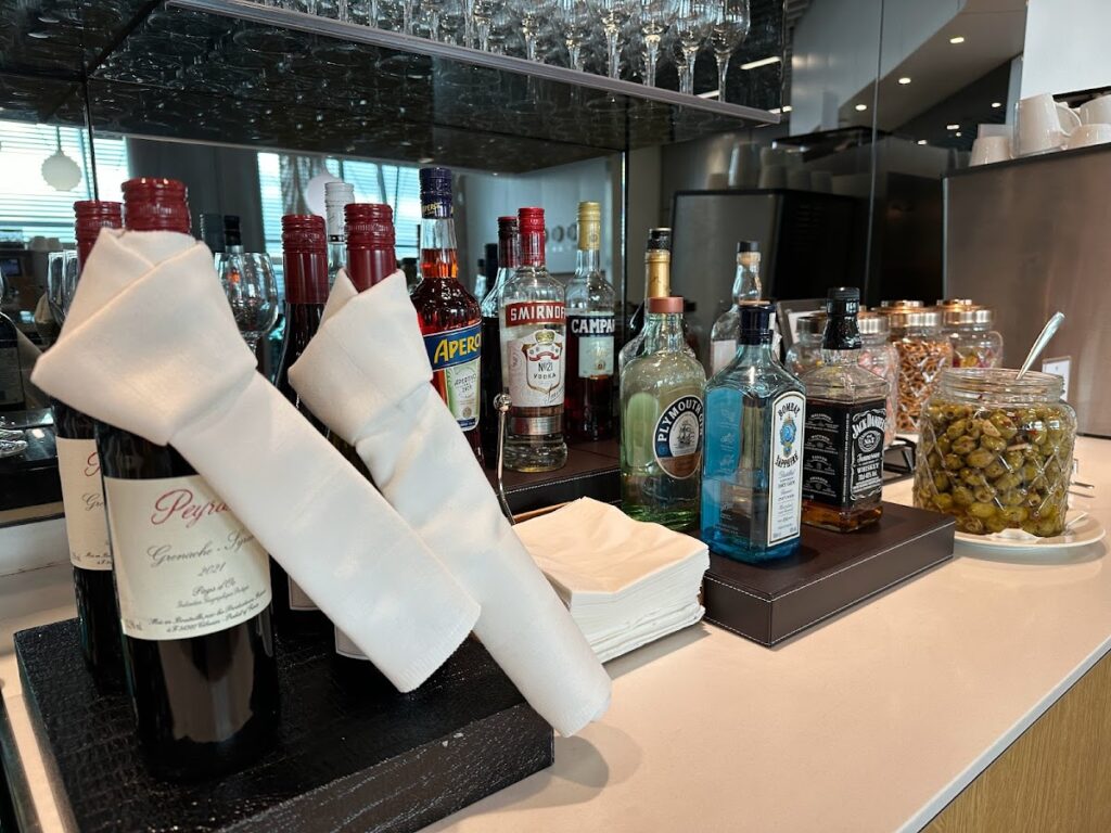 Wines & spirits bar in the Lufthansa lounge