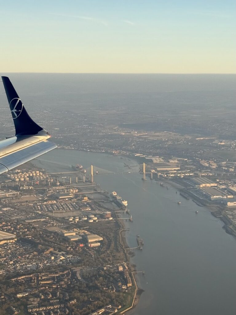 Arrival into London City on LOT