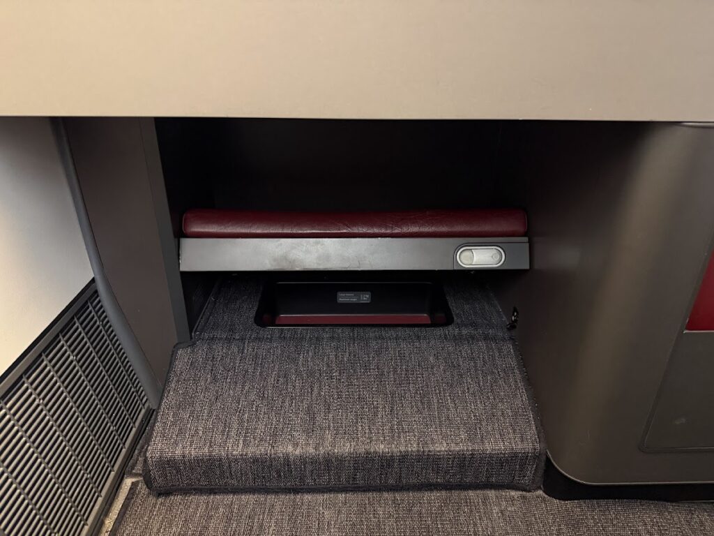 Footwell ottoman - LATAM  Premium Business seat