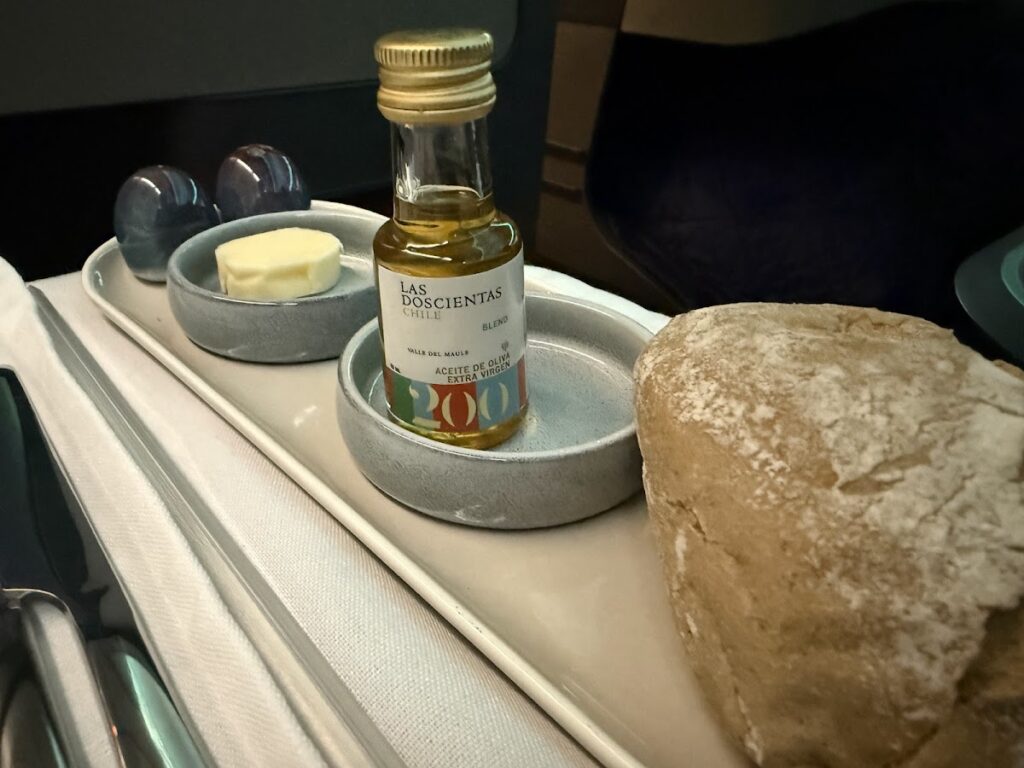 Bread and oil during LATAM 777 Premium Business service