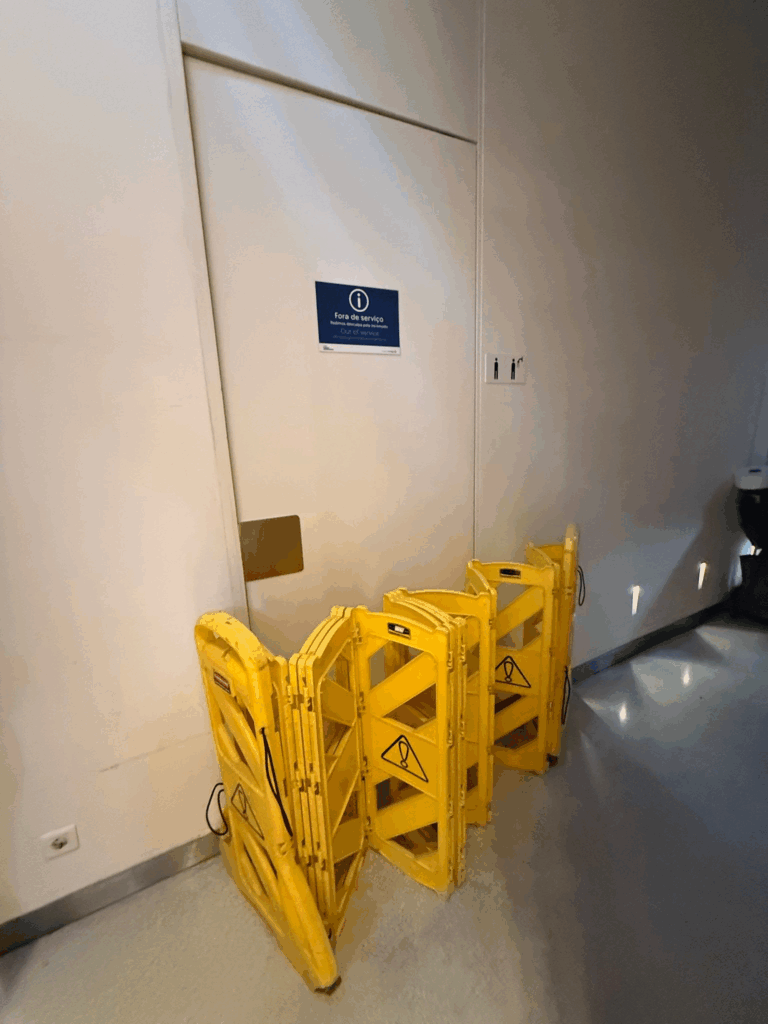 ANA Lounge Lisbon closed toilets
