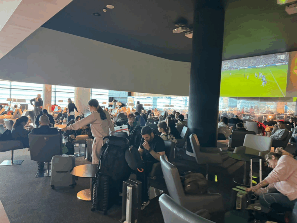This photo sums up the atmosphere in the ANA Lounge