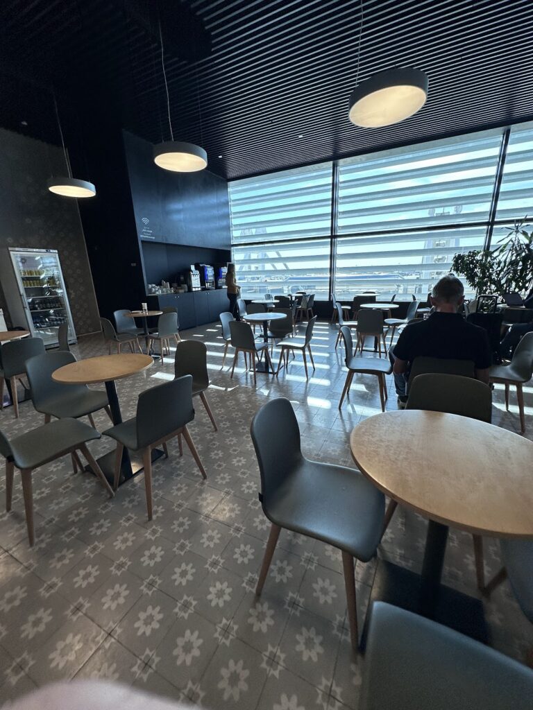 Dining area (shortly before it packed-out) in ANA Lounge Lisbon Airport