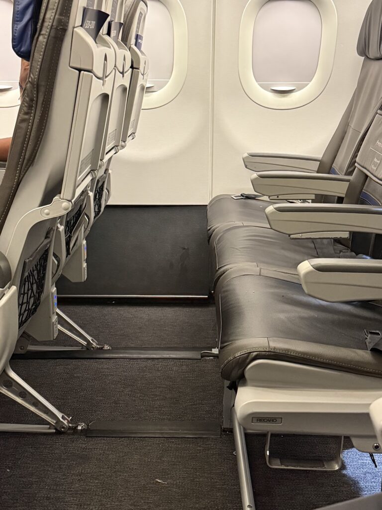 Seat pitch on LATAM A320 Premium Economy