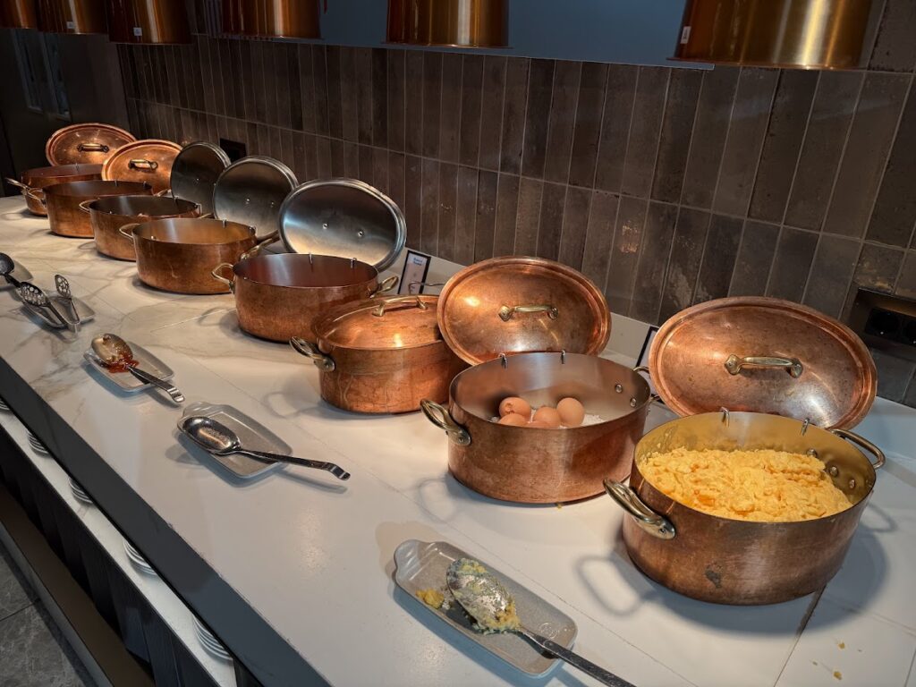 Hot buffet for breakfast i Hilton Sofia