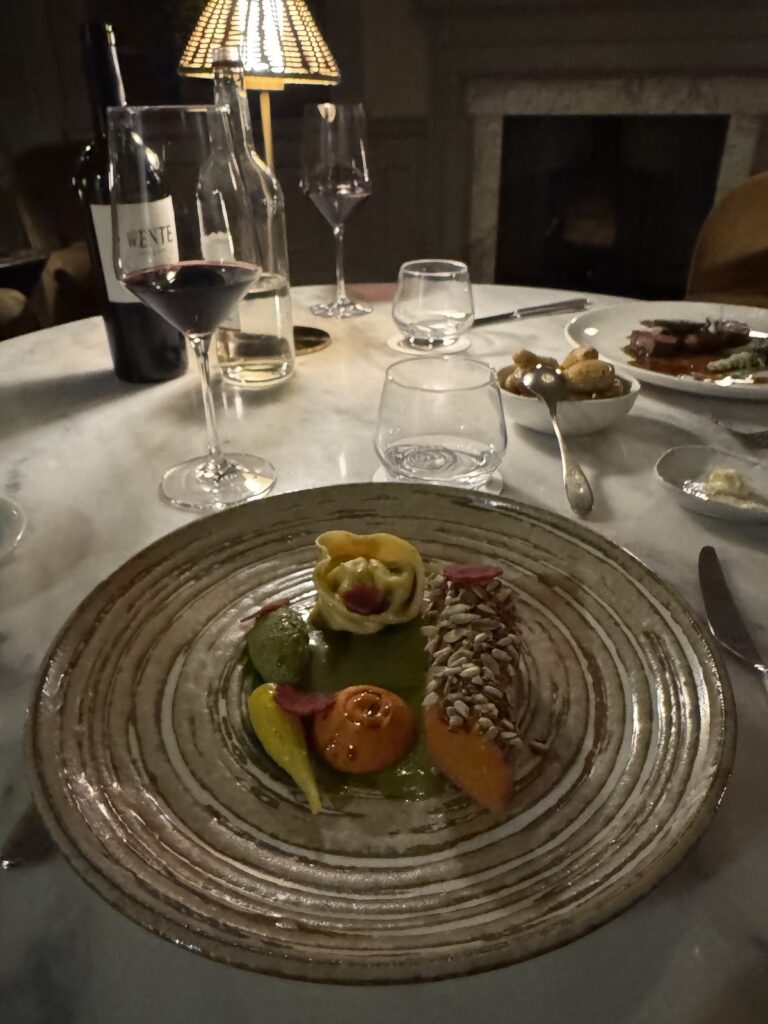 Colourful vegetable dish with tortellini and red wine