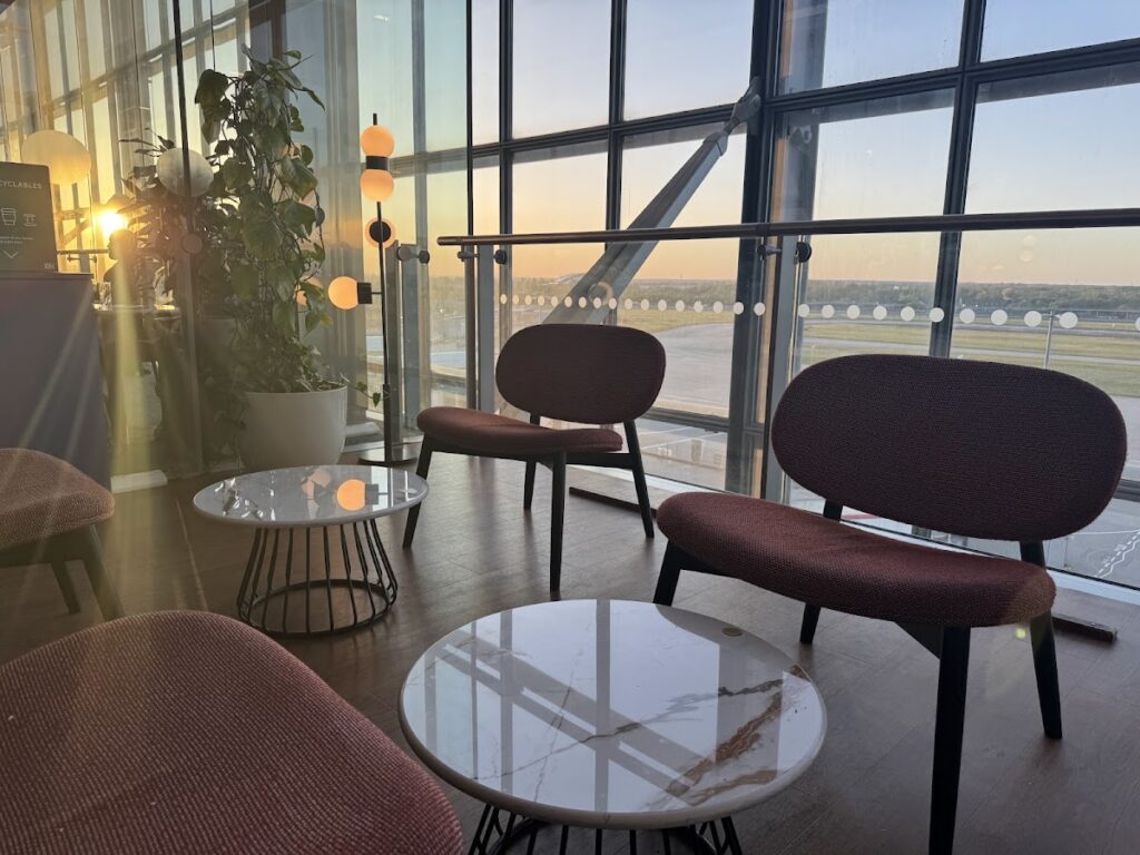 Seating area with sunset views in Galleries North Lounge