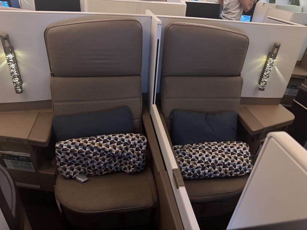 Etihad Business Class 787 centre seats with privacy divider