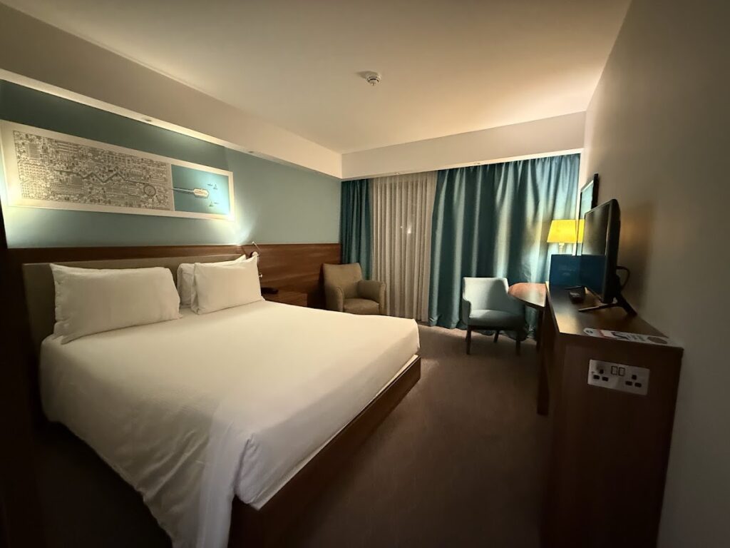 Hampton by Hilton Bournemouth king room with desk