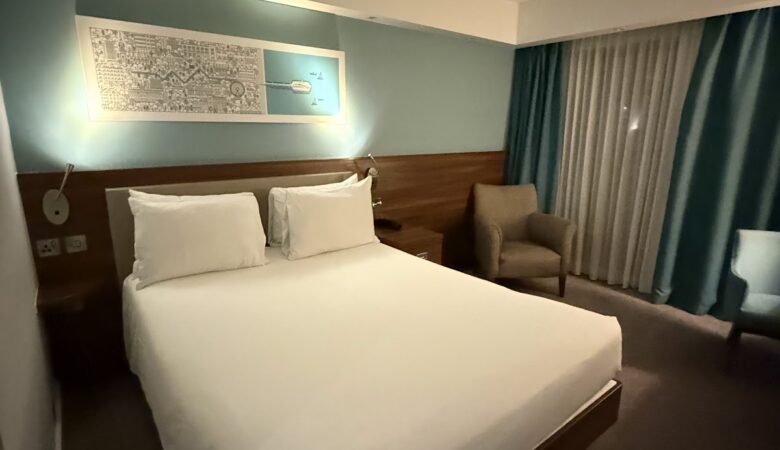 Hampton by Hilton Bournemouth king bed and armchair