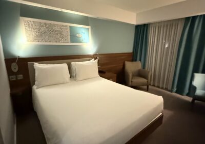 Hampton by Hilton Bournemouth king bed and armchair