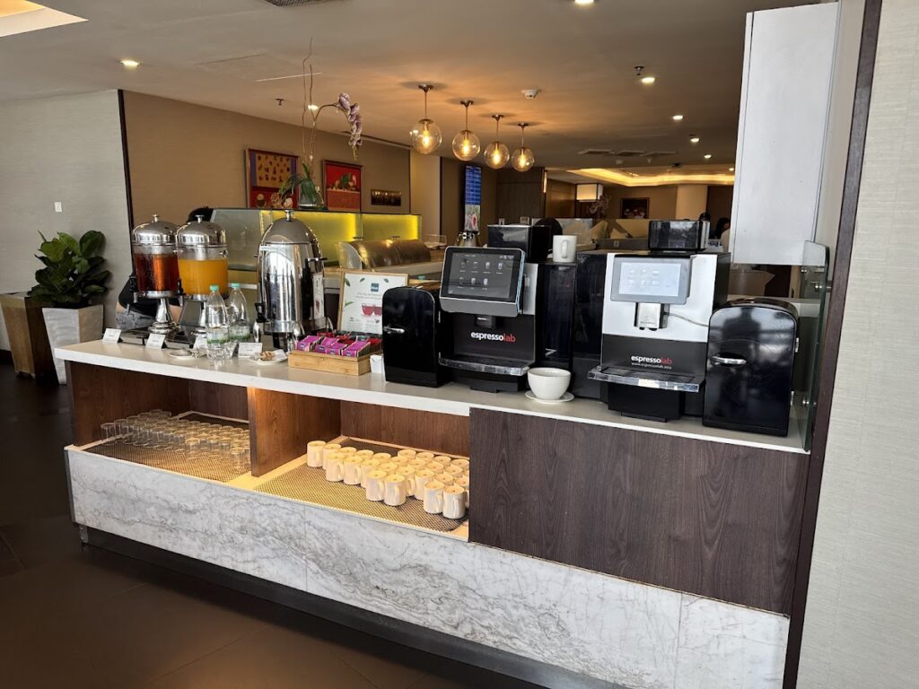 Coffee machines and juice dispensers in the Golden Lounge