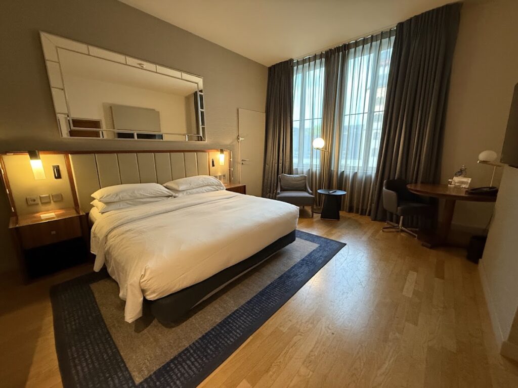 Deluxe King room at Hilton Cologne