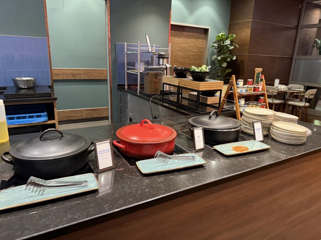 Hot breakfast dishes on the Hilton Cologne buffet