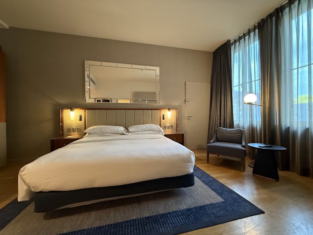 Deluxe King room at Hilton Cologne with bed and windows