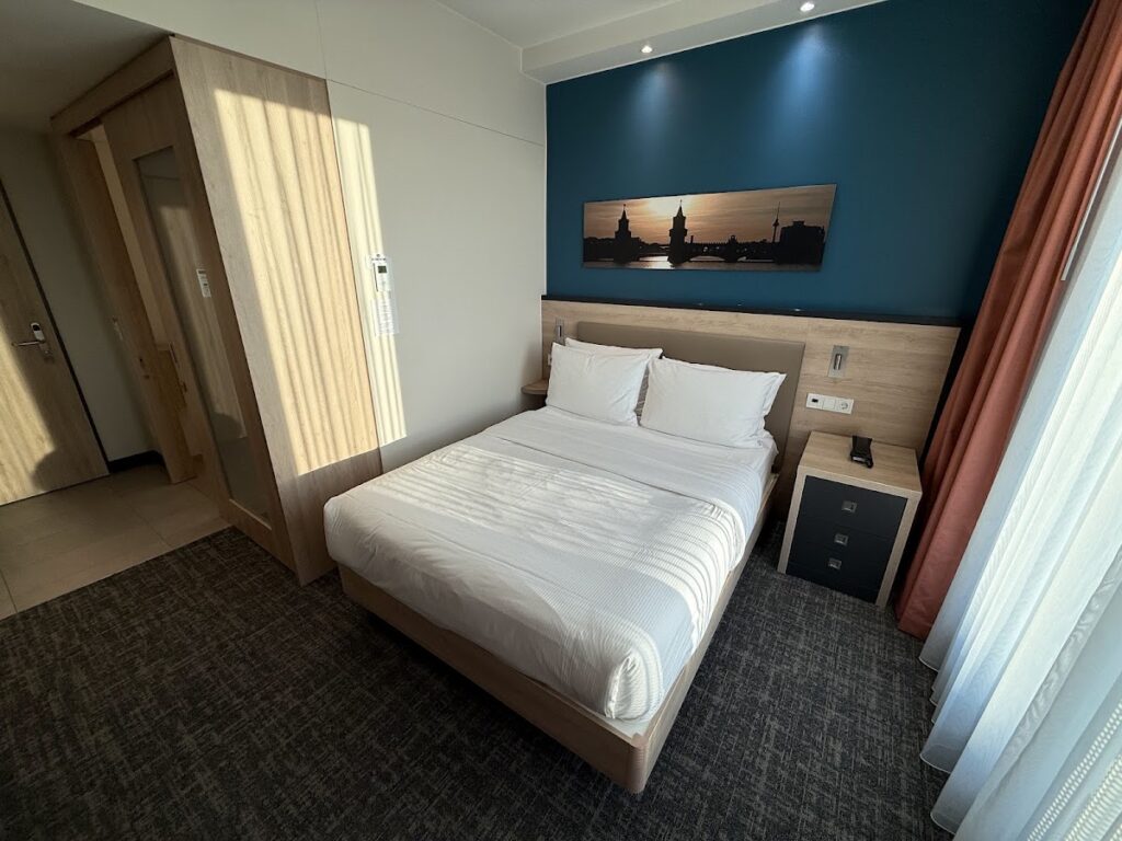 Hampton Berlin Alexanderplatz double room with teal feature wall