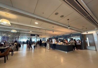 Crowded BA Galleries South buffet area at Heathrow