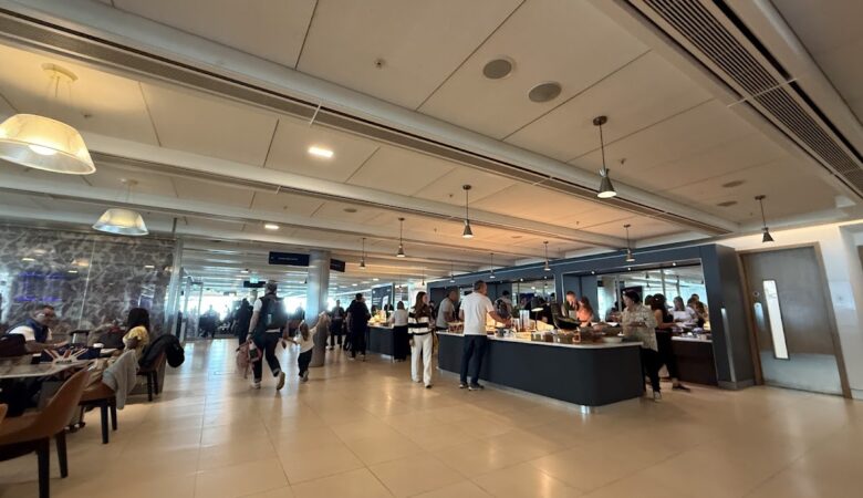 Crowded BA Galleries South buffet area at Heathrow
