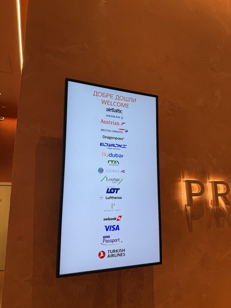 Welcome screen listing accepted airlines and lounge programs