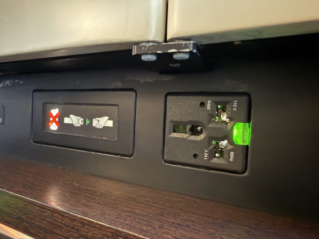 In-seat power socket and seatbelt indicator in Apartment
