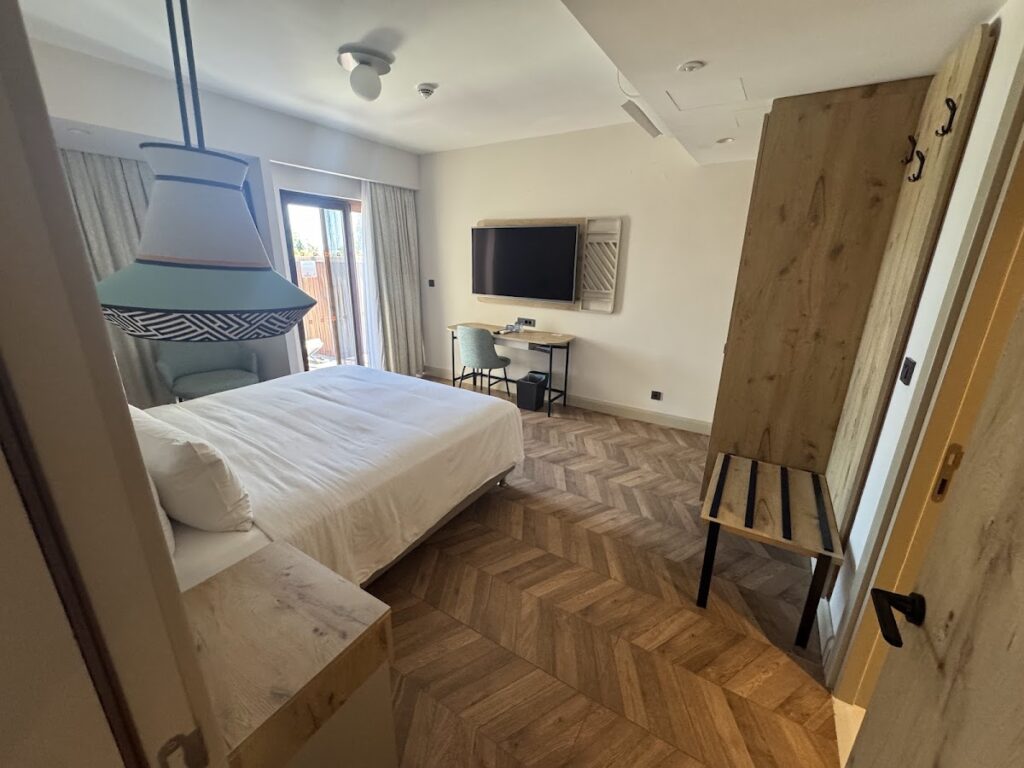 DoubleTree by Hilton Bodrum Işıl Club double bedroom with canopy