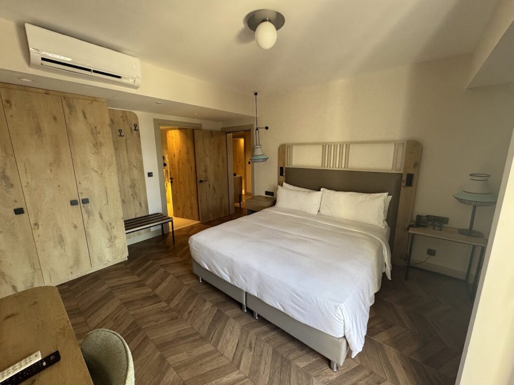 DoubleTree by Hilton Bodrum Işıl Club bedroom with white bedding