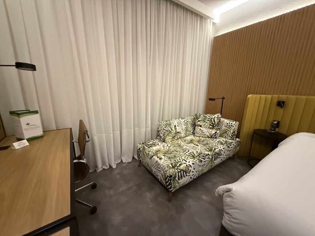 Hilton Garden Inn Rebouças king room with sofa seating.