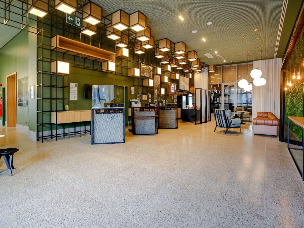 Hilton Garden Inn Rebouças lobby with modern geometric lighting
