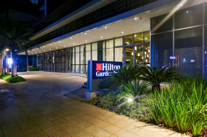Entrance to Hilton Garden Inn Rebouças