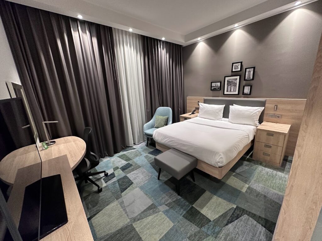 Hampton Berlin East Side guest room with queen bed workspace