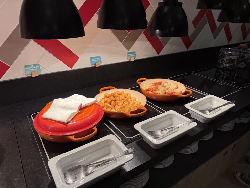 Hampton Berlin warm breakfast dishes hot food service