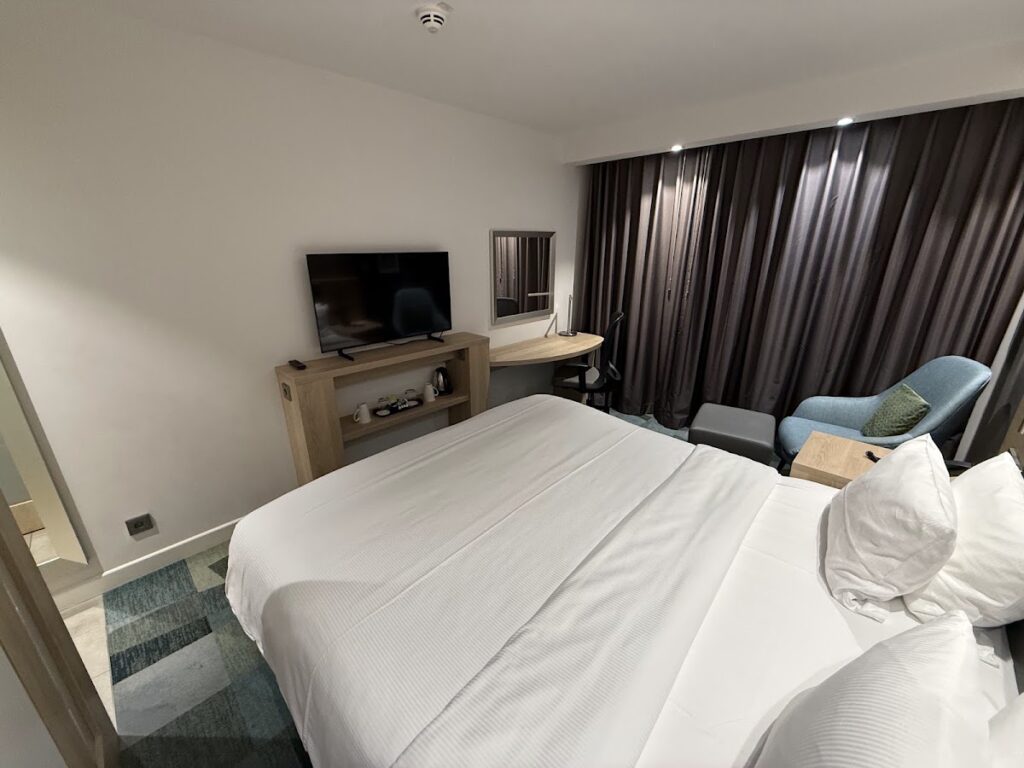 Hampton Berlin East Side standard guest bedroom with TV