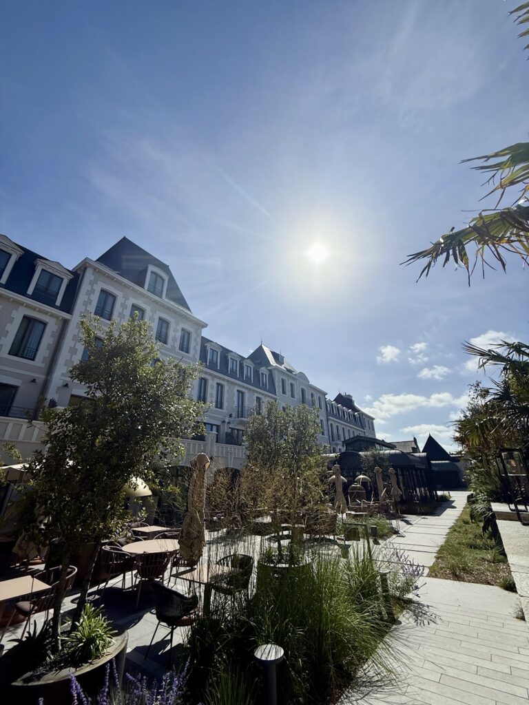 Grand Hotel de Courtoisville exterior and courtyard