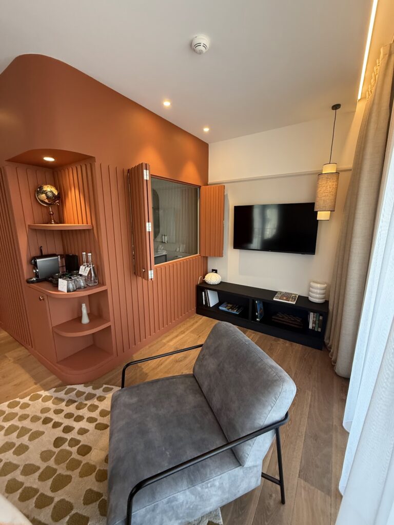 Grand Hotel de Courtoisville St-Malo suite with terracotta accents