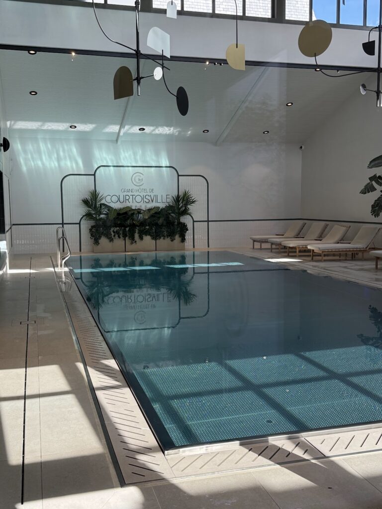 Grand Hotel de Courtoisville indoor swimming pool facility